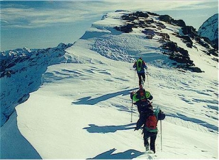  Schneeschuhe auf den Gebirgskämmen 